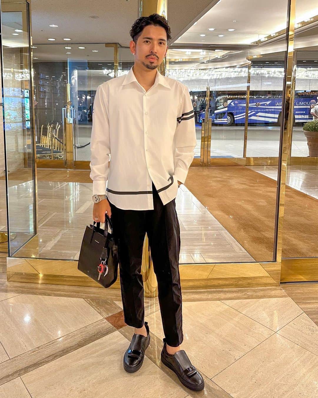 ken_navyのインスタグラム：「ーーーーーーーーーーーーーー 🌕貴方のいいね、コメントが募金されます🍂 募金活動しています！ 投稿のいいね数×1円とコメント数×5円 を月末に集計して 様々な場所へ募金をさせて頂きます。 ９月は公益財団法人どうぶつ基金へ募金しますのでいいね、コメントをお願いします🙇‍♂️ ーーーーーーーーーーーーーー  今日は社員の誕生日祝いで中華ディナー🍽️  ２年連続でここ来たけどやっぱり美味しい🦞❣️  喜んでもらえてよかった😊  会社の功績は社長ではなく、社員の頑張りそのものだ。  という事でこれからも頑張って貢献してくれる社員さんには沢山還元していける社長でいるぜ💪  #社長は社員の人生預かってる #死ぬ気でやるぜ  #ホテルニューオータニ  #ホテルニューオータニ大阪  #大観苑」