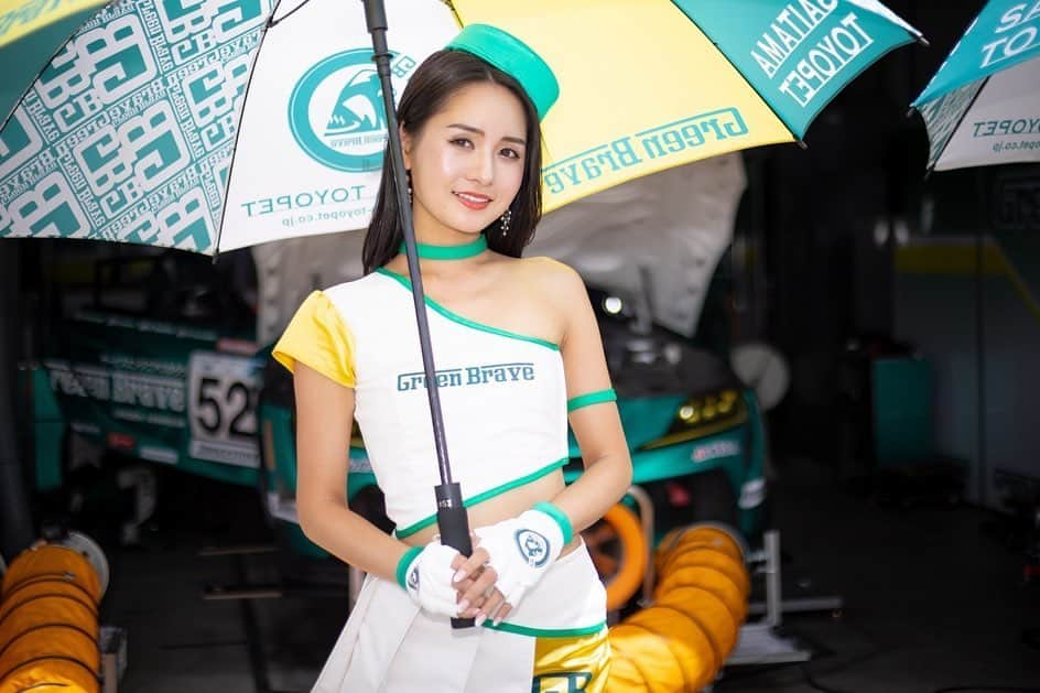 五十嵐みさのインスタグラム：「. 予選日お疲れ様でした！ 52号車は明日クラス2番手からのスタートになります🏎 . 決勝は5時間耐久レース！ 毎戦何があるかわからないのでドキドキですが、目指すは優勝🏆😎 . 最後まで応援よろしくお願いします🍀 . #SUPER耐久#supertaikyu#埼玉トヨペット#greenbrave#レースクイーン#racequeen#埼玉トヨペットサポーターズ#コスチューム部門#レースクイーン大賞#コスチューム#モータースポーツ#レース#サーキット」