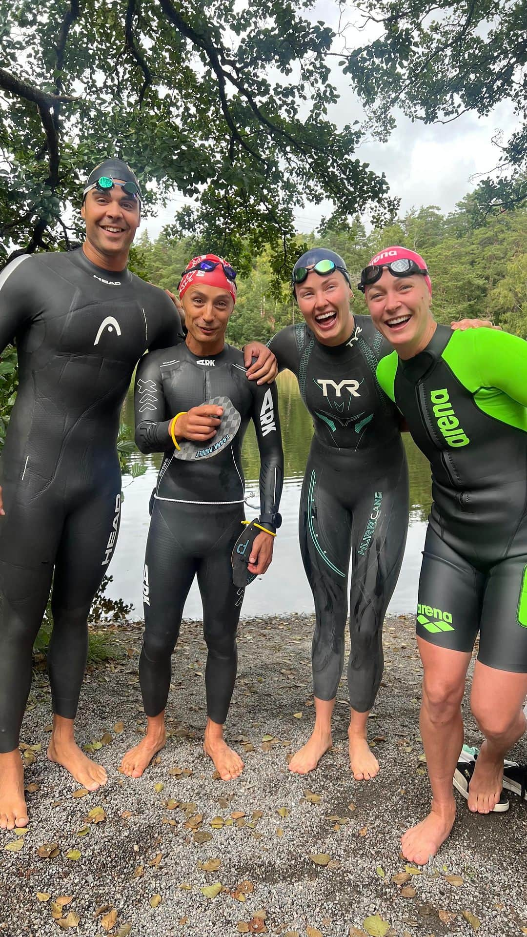 サラ・ショーストレムのインスタグラム：「Unfortunately no 🎥 of us actually swimming. Maybe next time… 😜 We did a little 2500m swim in the lake, (with many stops) I did my first panic stop after about 5sec in the water. 🐟 So much respect to open water/triathlon/swim-run racers out there. 🧟‍♀️🌊」