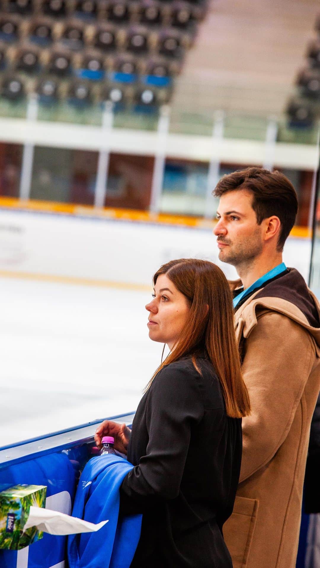 セヴェリン・キーファーのインスタグラム：「On the other side of the boards ✨⛸️  Former Austrian Pair skaters Miriam Ziegler & Severin Kiefer now coach athletes and help them with their own experience as skaters.   #backaldrin #wunderkammerdesbrotes  #originalkornspitz #visitlinz #linzag #jgpaut #JGPFigure #FigureSkating #WIRsindWinter #ÖsterEis」