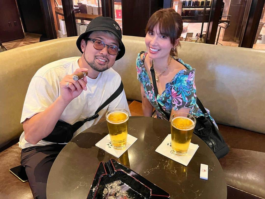 高松チェルシーリナさんのインスタグラム写真 - (高松チェルシーリナInstagram)「. Caesars PalaceにあるCigar Barへデートに🚬🍸 旦那氏が葉巻が好きで、ずっと気になっていたらしい。 店内は男の人がほとんどで、男の憩いの場ってかんじだった☺️思ったよりもカジュアルだった！ ちなみに私は葉巻の匂いはそこまで嫌いじゃないけど、吸うと頭が痛くなるので飲んでただけ。笑(3枚目の写真はトライしたけどきつかった顔) 大人の空間だったな🤣 #cigarbar#caesarspalace#lasvegas#nightout#datenight#ラスベガス#シーザースパレス#アメリカ生活#アメリカ移住#アメリカ子育て#シガーバー」9月2日 22時26分 - chelsea_rina