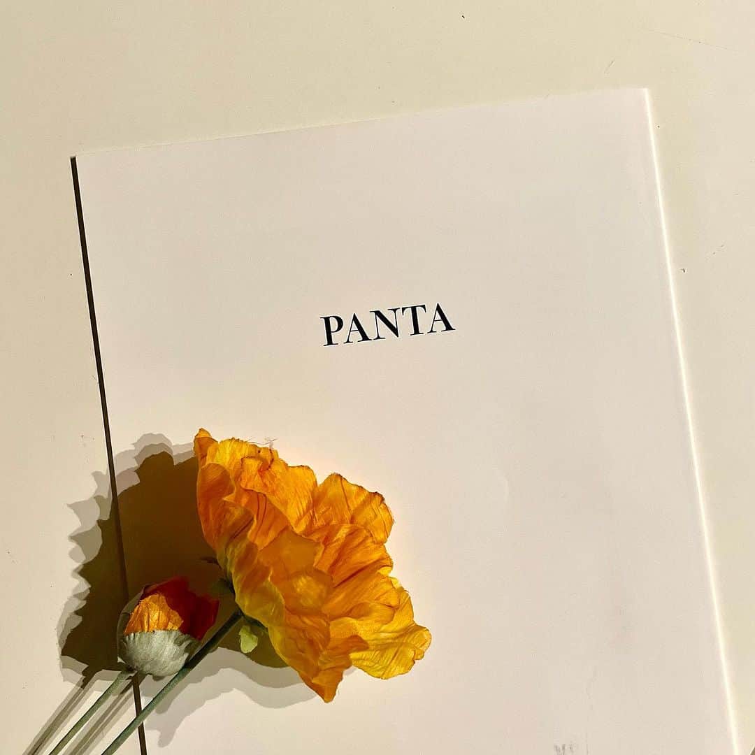 野宮真貴さんのインスタグラム写真 - (野宮真貴Instagram)「・ 昨日はPANTAのお別れ会へ。  実は、PANTAとはデビュー時に同じ事務所でとてもお世話になりました。 デビューアルバム『ピンクの心』に「恋は水玉」という曲を書いてもらって。 今でもデモテープに吹き込まれたPANTAのギターと仮歌を鮮明に覚えています。なぜって、あまりにもキュートなこの曲をロッカーPANTAが真剣に歌っていたのが、ちょっと可笑しかったから。  今回、PANTAのマネージャーさんから「野宮さんに提供した「恋は水玉」をとても気に入っており、移動の機材車では必ずかけて若手メンバーに聴かせておりました。」とお聞きして寂しさが込み上げてきました。  優しい、優しい方でした。 優しい笑顔を忘れません。 ありがとうございました。  #PANTA #パンタ #頭脳警察 #恋は水玉 #野宮真貴 #missmakiomiya」9月2日 22時28分 - missmakinomiya