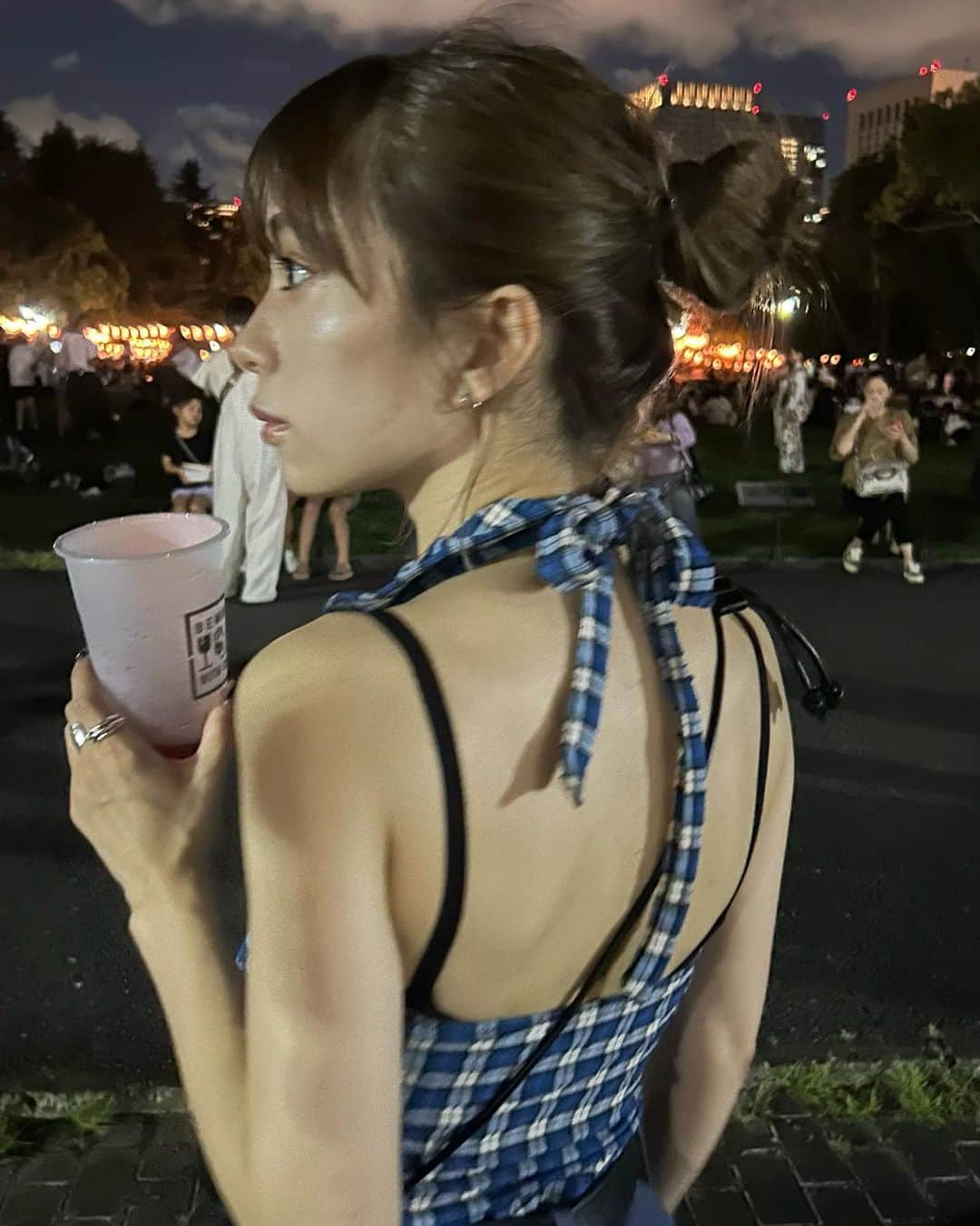 塩川裕美のインスタグラム：「. 日比谷盆踊り大会🎭🩰  暑いのは嫌いだけど夏服は好きだから夏が終わるの寂し)) 駆け込みで夏楽しむ〜  .  .  #日比谷公園 #日比谷 #盆踊り大会 #盆踊り #ganni #gannigirls #swimwear #toga #水着コーデ #水着 #お団子アレンジ #ヘアアレ #サロモ #夏服 #夏服コーデ #お祭り」