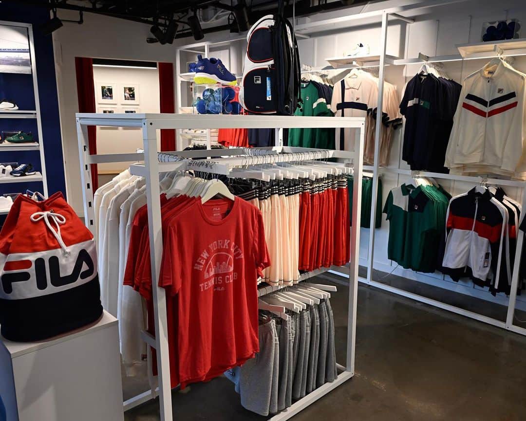 カロリナ・プリスコバのインスタグラム：「A collection just for you 👉 Heritage, Deuce Court, & our limited edition F-Box collections are all available at our pop-up in Flushing Meadows. Open now through Championship weekend!  *A ticket is required to access the grounds   #filatennis」