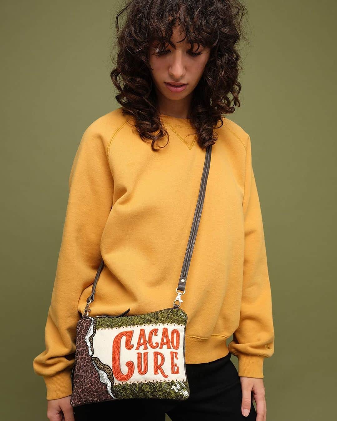 ジャマンピュエッシュのインスタグラム：「A touch of luxurious sweetness in your winter look, the Cacao Cure is a small crossbody pouch entirely hand-embroidered by master artisans. #jaminpuech #cacaocure #embroidery」