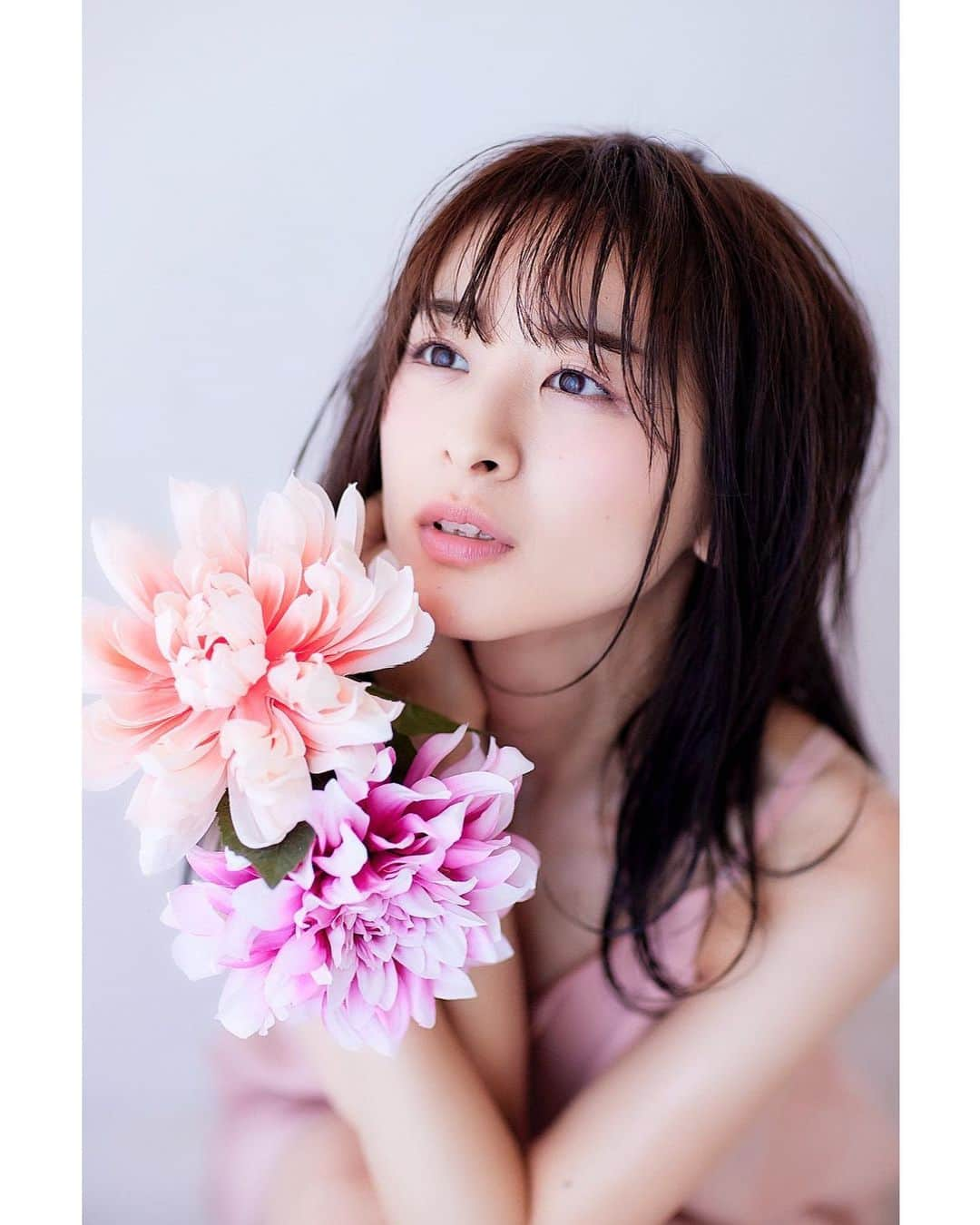 牧野澪菜さんのインスタグラム写真 - (牧野澪菜Instagram)「2023/09/02お誕生日を迎えました⑅︎ 新しい1年💛 2と8は私が大好きな数字です 小さい頃から、好きな数字は？という問いには 2と8と答えていました  次に、2と8が揃った 歳を生きれるのは54年後です。  54年後はどんな形で私が存在しているのかわかりません 想像がつかないので この28歳という1年を噛みしめて生きていきたいと思います💛  そして、11月に初フルマラソンに挑戦します🏃🏻‍♀️  華やかな年になるよう進んでいきます いつも応援してくださるみなさん ありがとう…だいすきです🥹🤝🏻 . #me」9月2日 22時30分 - reina_makino92