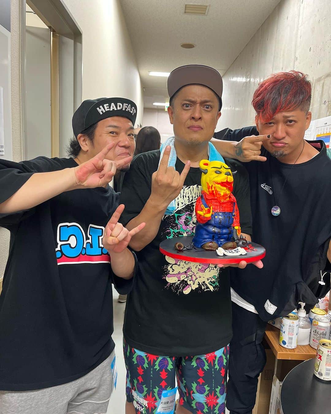 侑威地のインスタグラム：「冠さん売れたわーめっちゃ良かった今日😭 出れて観れて良かった。 やべさんとクソ盛り上がった。 こんな日があるからバンドやめれないよね〜最&高👍」