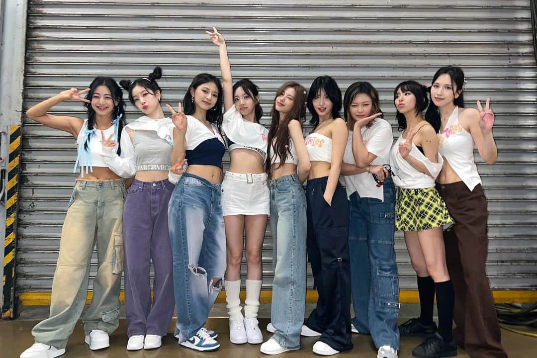 TWICEさんのインスタグラム写真 - (TWICEInstagram)「TWICE 5TH WORLD TOUR 'READY TO BE' IN #SINGAPORE - DAY 1  Hey ONCE all around the world🍭 We are finally back with our TWICE 5TH WORLD TOUR 'READY TO BE'🔥Yay! The first day of the second leg of TWICE 5TH WORLD TOUR 'READY TO BE' has begun! We are so glad we could kick off the second leg of the tour in this beautiful city, Singapore ❤️ Can't wait to see you all again tomorrow, and please get ready to play hard with us!  #TWICE #트와이스 #READYTOBE #TWICE_5TH_WORLD_TOUR」9月2日 22時34分 - twicetagram