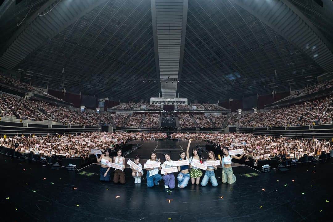TWICEのインスタグラム：「TWICE 5TH WORLD TOUR 'READY TO BE' IN #SINGAPORE - DAY 1  Hey ONCE all around the world🍭 We are finally back with our TWICE 5TH WORLD TOUR 'READY TO BE'🔥Yay! The first day of the second leg of TWICE 5TH WORLD TOUR 'READY TO BE' has begun! We are so glad we could kick off the second leg of the tour in this beautiful city, Singapore ❤️ Can't wait to see you all again tomorrow, and please get ready to play hard with us!  #TWICE #트와이스 #READYTOBE #TWICE_5TH_WORLD_TOUR」