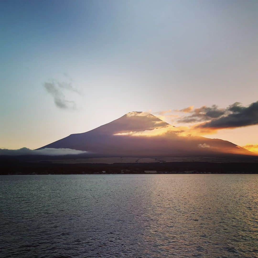 上杉隆のインスタグラム：「「夢流れ　佇む湖畔に　宵の風」（隆犀）」