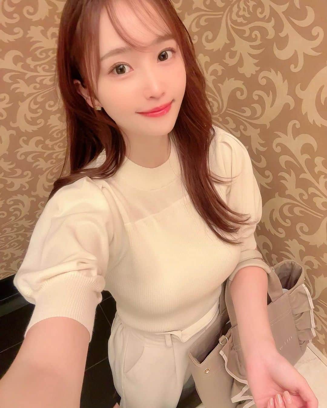 ぷーちゃんのインスタグラム：「🐶🍯  今月もYAG BEAUTY CLINIC大阪院へ♡  ファビュラスピーリングとレーザートーニングを受けに行ってきたよ🪞  ファビュラスピーリング(泡のピーリング)をしてから、  レーザートーニングでシミやニキビ跡を薄くしてもらった🤍  施術はパチパチっとするけど、我慢できる程度☺️ その後のパックがいつも気持ちいい🌿  これからも続けて、 ノーファンデ目指したい☀️  @yagbeauty_official #YAGBEAUTY#レーザートーニング#RRRマスクパック」