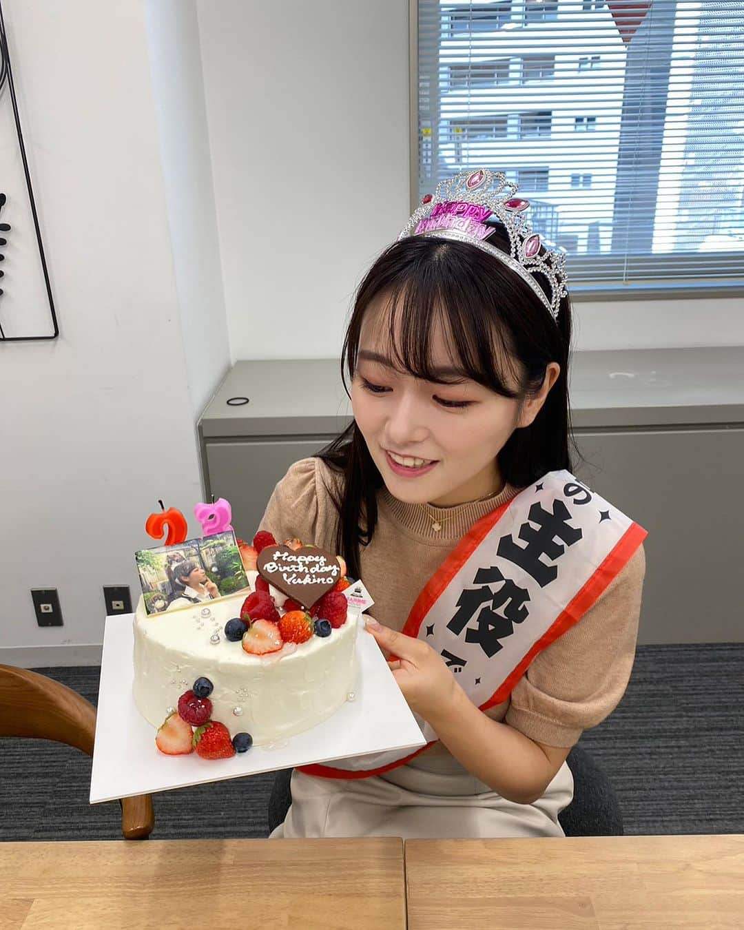 奥原ゆきのさんのインスタグラム写真 - (奥原ゆきのInstagram)「9/1で23歳になりました🐥  DMでもお祝いのメッセージなどありがとうございます！ 全部読んでスクショしました(〃ω〃) SNSで発信しているからこその繋がりや、応援して下さったり見守って下さる声が届きいつも励みになっています。  今年も感謝の気持ちを忘れず、日々一歩一歩、頑張りたいと思います！  そして会社も3期目突入！ たまたま対面ミーティングを組んでいたメンバーがサプライズでお祝いしてくれました☺️」9月2日 22時35分 - yukino_okuhara