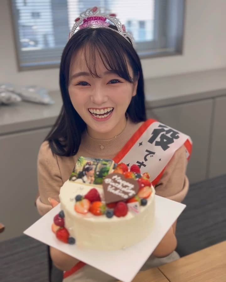 のインスタグラム：「9/1で23歳になりました🐥  DMでもお祝いのメッセージなどありがとうございます！ 全部読んでスクショしました(〃ω〃) SNSで発信しているからこその繋がりや、応援して下さったり見守って下さる声が届きいつも励みになっています。  今年も感謝の気持ちを忘れず、日々一歩一歩、頑張りたいと思います！  そして会社も3期目突入！ たまたま対面ミーティングを組んでいたメンバーがサプライズでお祝いしてくれました☺️」