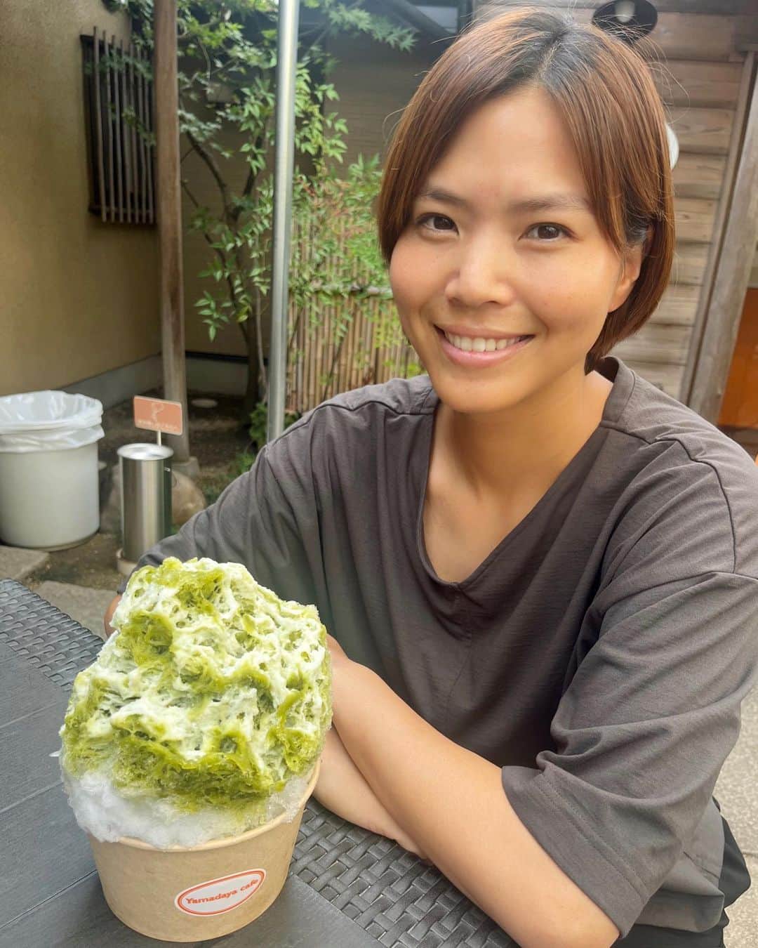 のインスタグラム：「Yamadaya cafe☕️ @yamadaya_cafe  ⁡  宇治金時ミルクかき氷を食べて来ました😊 まず、めちゃくちゃ大きい！ こんなに大きいかき氷は久々です笑 ⁡  抹茶とミルクの組み合わせはやっぱり美味しい✨ 食べ進めると中からあんこが出て、あんこも合わせて食べると最高です🍧 ⁡ 店内にはマフィンやスコーンなど種類豊富なので、いろんな味が楽しめます(^^) ⁡ ⁡ ⁡」