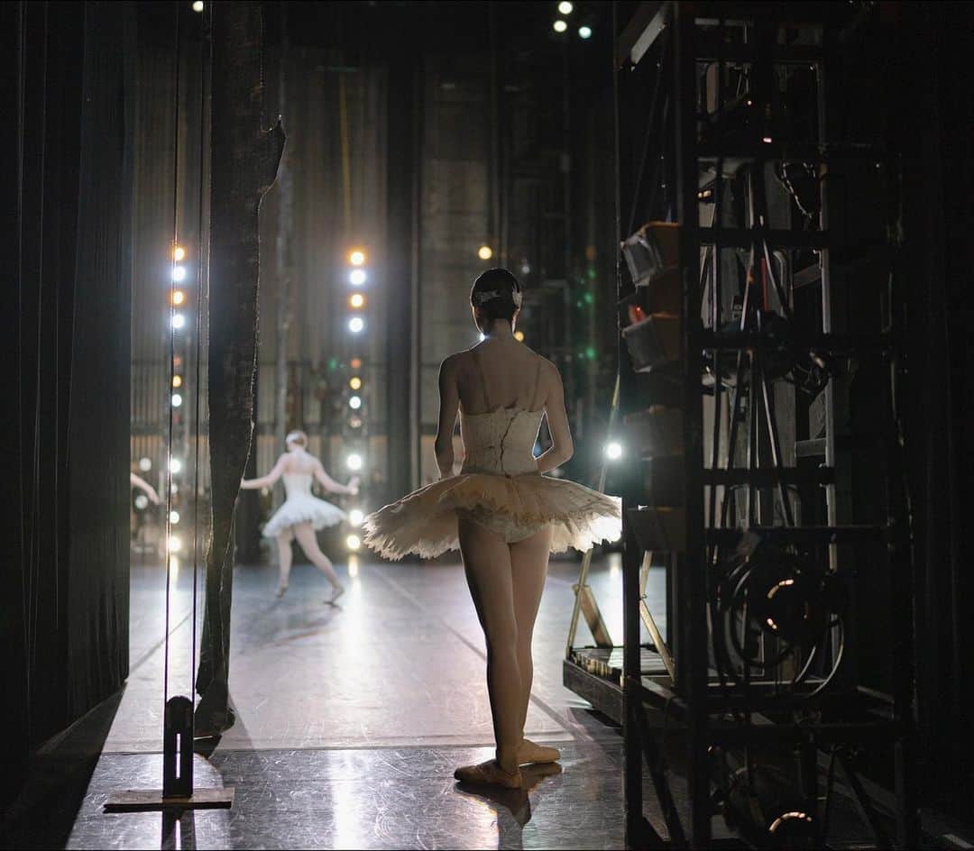 ballerina projectのインスタグラム：「𝐌𝐚𝐱 𝐑𝐢𝐜𝐡𝐭𝐞𝐫 as Odette in Swan Lake. 🦢  @maxrichtermoves #maxrichter #ballerinaproject #odette #swanlake #ballerina #ballet #dance #backstage #tutu #whiteswan   Ballerina Project 𝗹𝗮𝗿𝗴𝗲 𝗳𝗼𝗿𝗺𝗮𝘁 𝗹𝗶𝗺𝗶𝘁𝗲𝗱 𝗲𝗱𝘁𝗶𝗼𝗻 𝗽𝗿𝗶𝗻𝘁𝘀 and 𝗜𝗻𝘀𝘁𝗮𝘅 𝗰𝗼𝗹𝗹𝗲𝗰𝘁𝗶𝗼𝗻𝘀 on sale in our Etsy store. Link is located in our bio.  𝙎𝙪𝙗𝙨𝙘𝙧𝙞𝙗𝙚 to the 𝐁𝐚𝐥𝐥𝐞𝐫𝐢𝐧𝐚 𝐏𝐫𝐨𝐣𝐞𝐜𝐭 on Instagram to have access to exclusive and never seen before content. 🩰」