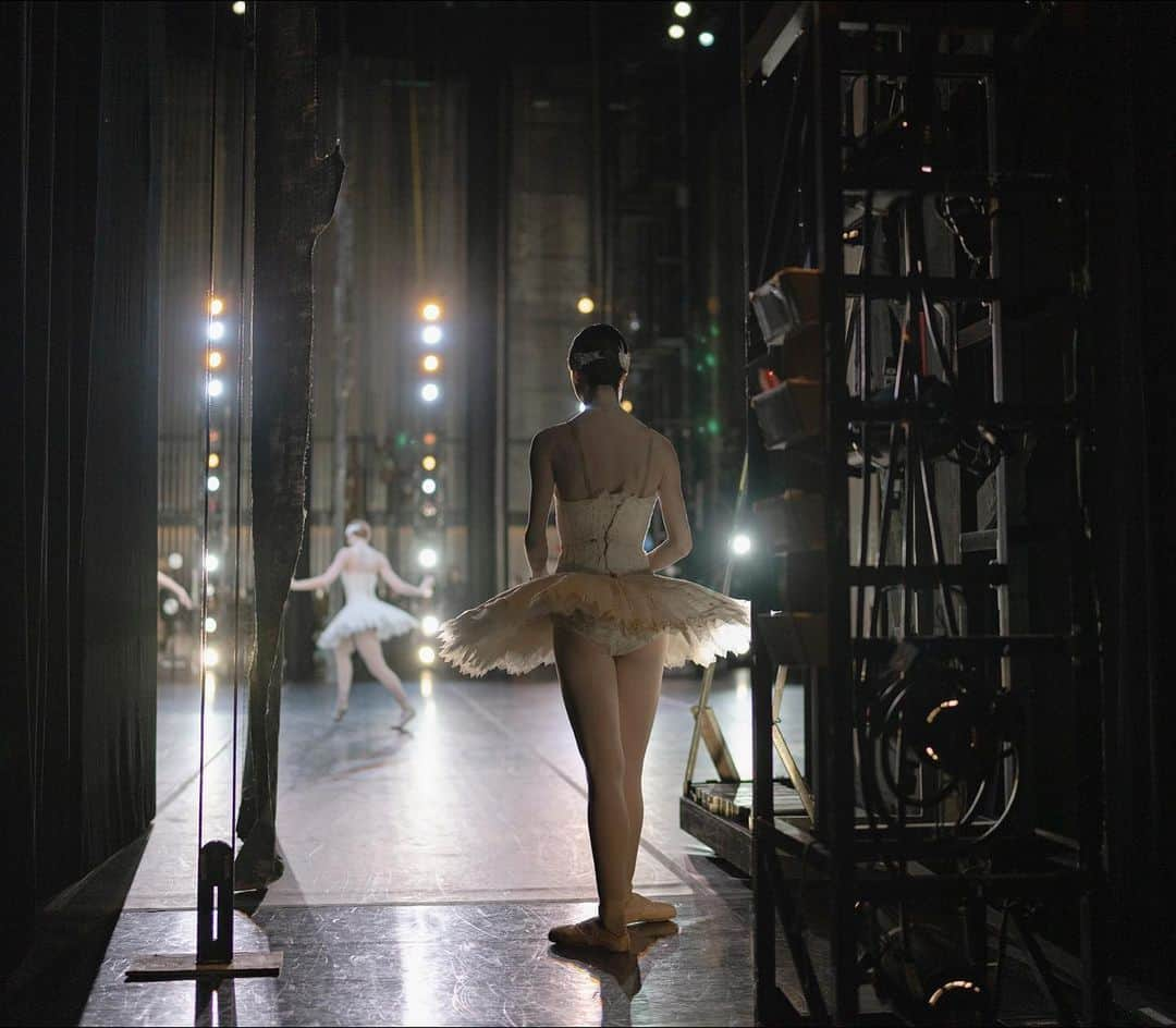 ballerina projectさんのインスタグラム写真 - (ballerina projectInstagram)「𝐌𝐚𝐱 𝐑𝐢𝐜𝐡𝐭𝐞𝐫 as Odette in Swan Lake. 🦢  @maxrichtermoves #maxrichter #ballerinaproject #odette #swanlake #ballerina #ballet #dance #backstage #tutu #whiteswan   Ballerina Project 𝗹𝗮𝗿𝗴𝗲 𝗳𝗼𝗿𝗺𝗮𝘁 𝗹𝗶𝗺𝗶𝘁𝗲𝗱 𝗲𝗱𝘁𝗶𝗼𝗻 𝗽𝗿𝗶𝗻𝘁𝘀 and 𝗜𝗻𝘀𝘁𝗮𝘅 𝗰𝗼𝗹𝗹𝗲𝗰𝘁𝗶𝗼𝗻𝘀 on sale in our Etsy store. Link is located in our bio.  𝙎𝙪𝙗𝙨𝙘𝙧𝙞𝙗𝙚 to the 𝐁𝐚𝐥𝐥𝐞𝐫𝐢𝐧𝐚 𝐏𝐫𝐨𝐣𝐞𝐜𝐭 on Instagram to have access to exclusive and never seen before content. 🩰」9月2日 22時46分 - ballerinaproject_