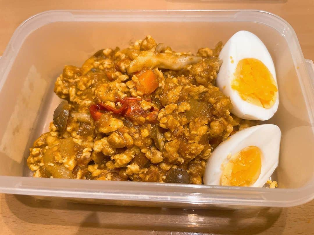 田中亜弥のインスタグラム：「【今日のお弁当】 ヘルシーキーマカレー🍛✨  鶏胸肉をフードプロセッサーでミンチにしたカレーです🍖  カロリー・脂質50%オフの粉末のカレールウを使ってるのがポイント👍  1食あたり283kcal P 31.5g F 3.7g C 33.6g ※ゆで卵とご飯🍚は除く  ミンチにしてるので鶏胸肉のパサつきを感じずとっても食べやすいです☺️  高タンパク低脂質低カロリーでオススメです🙆‍♀️  #キーマカレー  #ヘルシーキーマカレー  #ダイエットレシピ  #ダイエット #筋トレ #筋肉飯 #高タンパク低脂質  #パーソナルトレーニング #パーソナルトレーニングジム  #パーソナルジム #女性専用 #女性専用ジム  #女性専用パーソナルジム  #吉祥寺 #吉祥寺駅 #武蔵野市 #キャンペーン実施中」