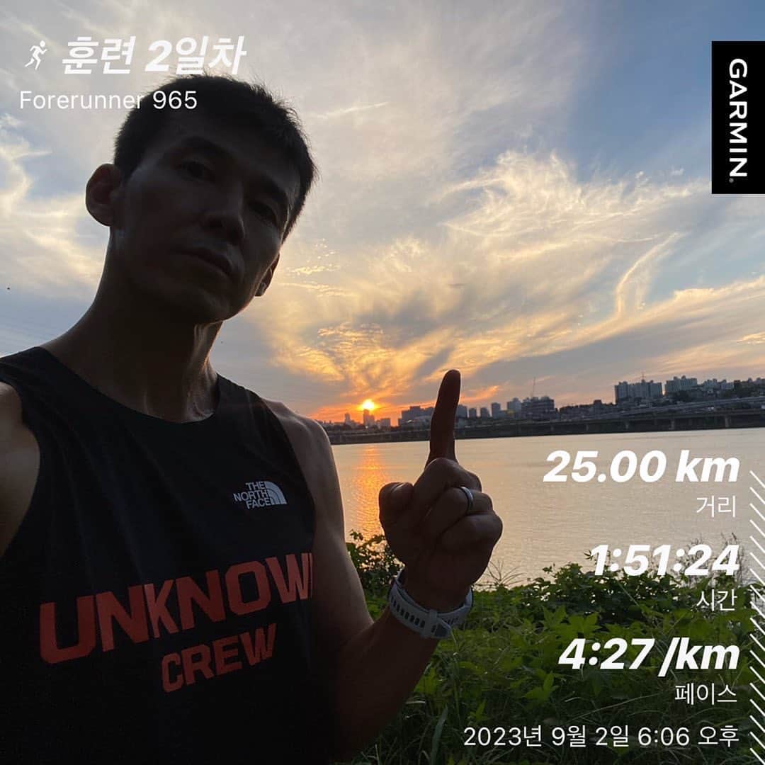 ジヌションのインスタグラム：「🏃‍♂️선셋 러닝 훈련 2일차 25km 빌드업 런 5km 5:00 웜럽 10km 4:30 5km 4:20 5km 4:10 마무리 운동 10분 @0923mara 감독님, 오늘은 멋진 저녁 노을을 보며 훈련 잘 마쳤습니다! #가을의전설」