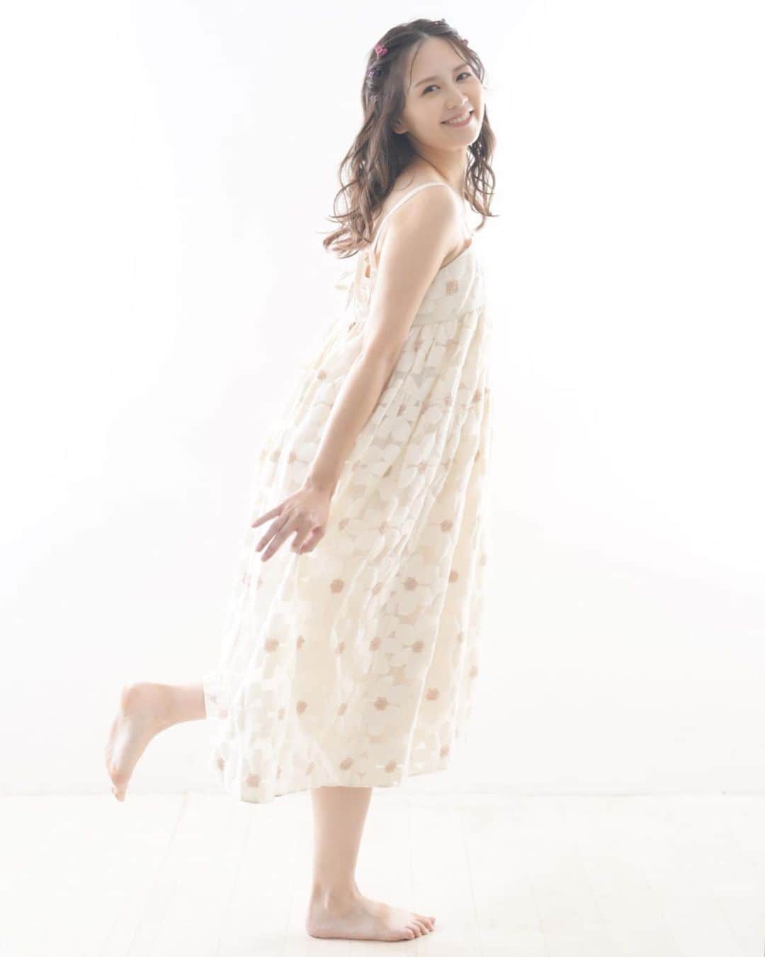 佐藤すみれさんのインスタグラム写真 - (佐藤すみれInstagram)「💜💜💜  【マタニティフォトを撮りました2】  カメラマン魚住さんとの出会いは13年前。 AKBのじゃんけん大会でした😂 色々なご縁があり、卒業後のほうが撮影してもらっているかもしれません。 何気ない日常も、人生の大きなイベントごとも、ちゃんと写真に残してもらえて本当に幸せだなと思います。 3年前の写真展が懐かしい！ いつも楽しくありがとうございます！！  生まれたら4人でも撮ってもらうんだ…👧🏻👦🏻  　　　 photo▷ @seiichi_uozumi  studio▷ @malu_studio @malu__chan  hair & make▷ @amy.0279  dress▷ @maison_de_minette   #マタニティフォト  #マタニティフォト撮影  #マタニティコーデ  #マタニティライフ  #すーめろママちゃんねる  #妊娠10ヶ月 #臨月 #臨月妊婦  #2人目妊娠中 #9月出産予定  #2歳女の子ママ #2歳差育児  #魚住誠一 さん #いつもありがとう  #malustudio #maternityphotography」9月2日 22時42分 - sumiresato_official