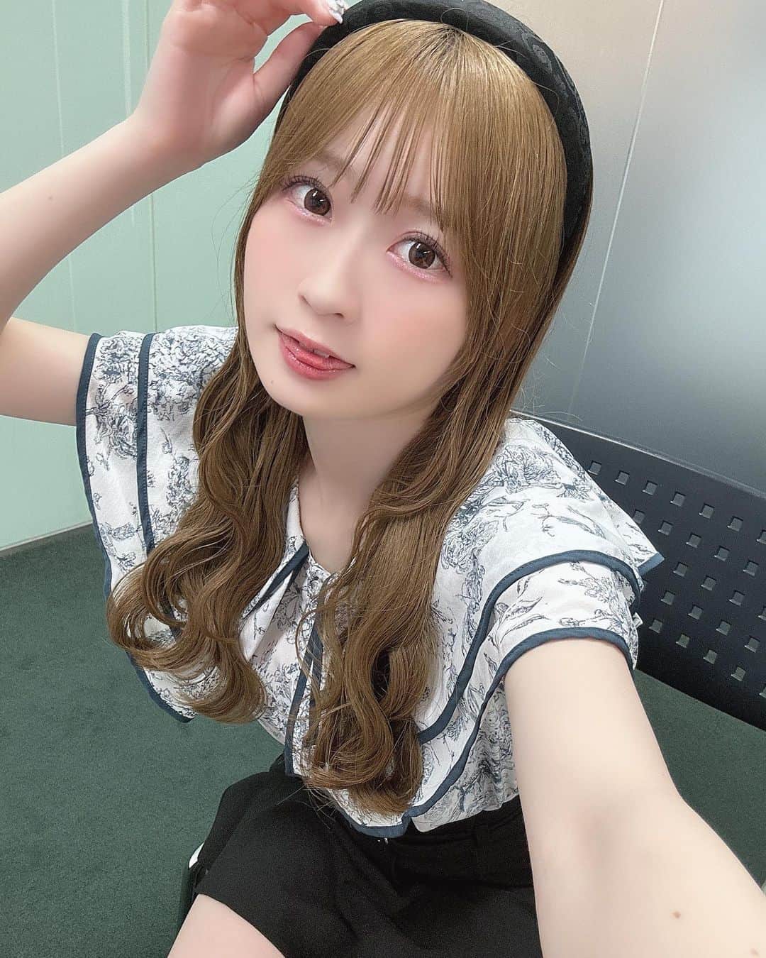 のインスタグラム：「カチューシャすき？」