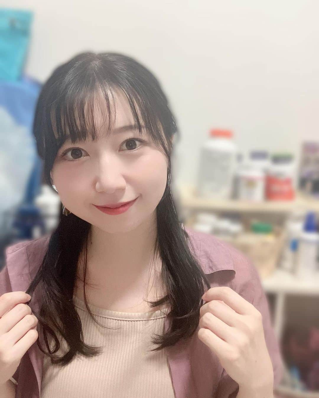 のインスタグラム：「久々のSHOWROOM配信 観に来てくれて、ありがとうございました〜❣️ 久々のハーフアップ😁 久々のサプリ背景(笑)  カラオケタイムは、 10/15滋賀ライブ決定ということから、、✨ T.M.Revolution師匠の「Lakers」で盛り上がったよ〜🥳✊」