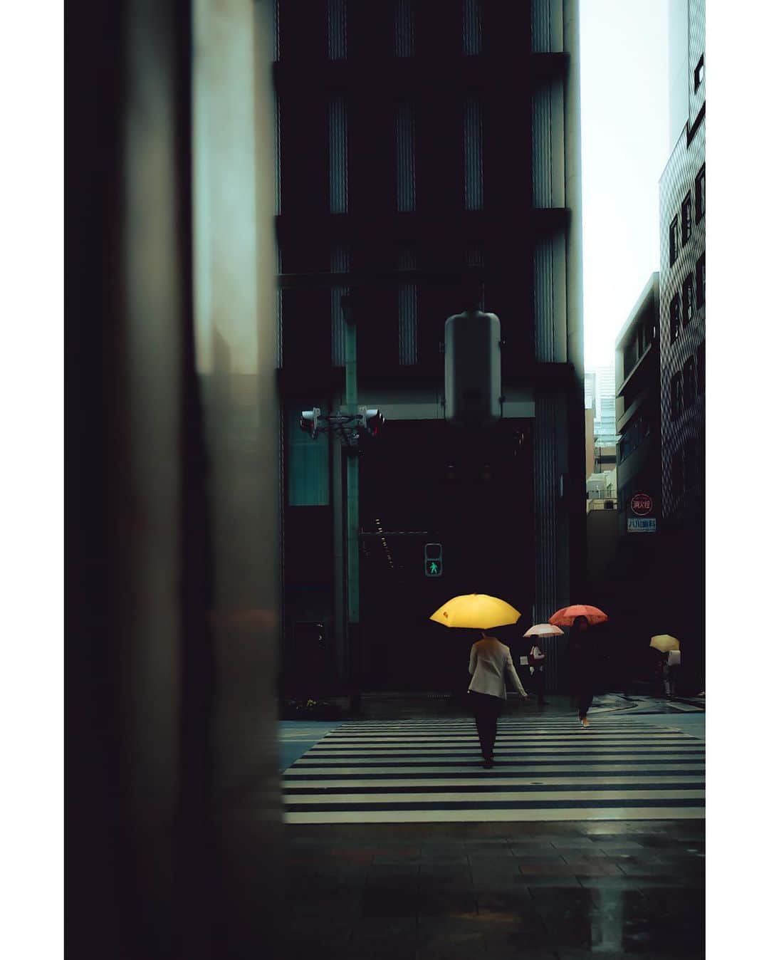 kazhixのインスタグラム：「Tokyo Rhapsody  The street where multicolored umbrellas are in full bloom  #映画のワンシーンのような一枚を  ⤴︎みなさんもタグ気軽に使ってくださいね。  #fujifilm_xseries #今日もx日和 #富士フイルム  #FUJIFILM #instagram  #igersjp #HelloFrom Tokyo #ファインダー越しの私の世界  #tokyocameraclub #mst_photo #daily_photo_jpn #tokyoartsandculture #JapanCityBlues #TokyoTokyo #streetfinder #eyephotomagazine #cinema_streets  #urbanromantix #street_avengers #streetleaks #sublimestreet #streets_storytelling #storyofthestreet #streetsgrammer #streetmoment #voidtokyo  #streetgrammers #shadow_magazine #subshooters」