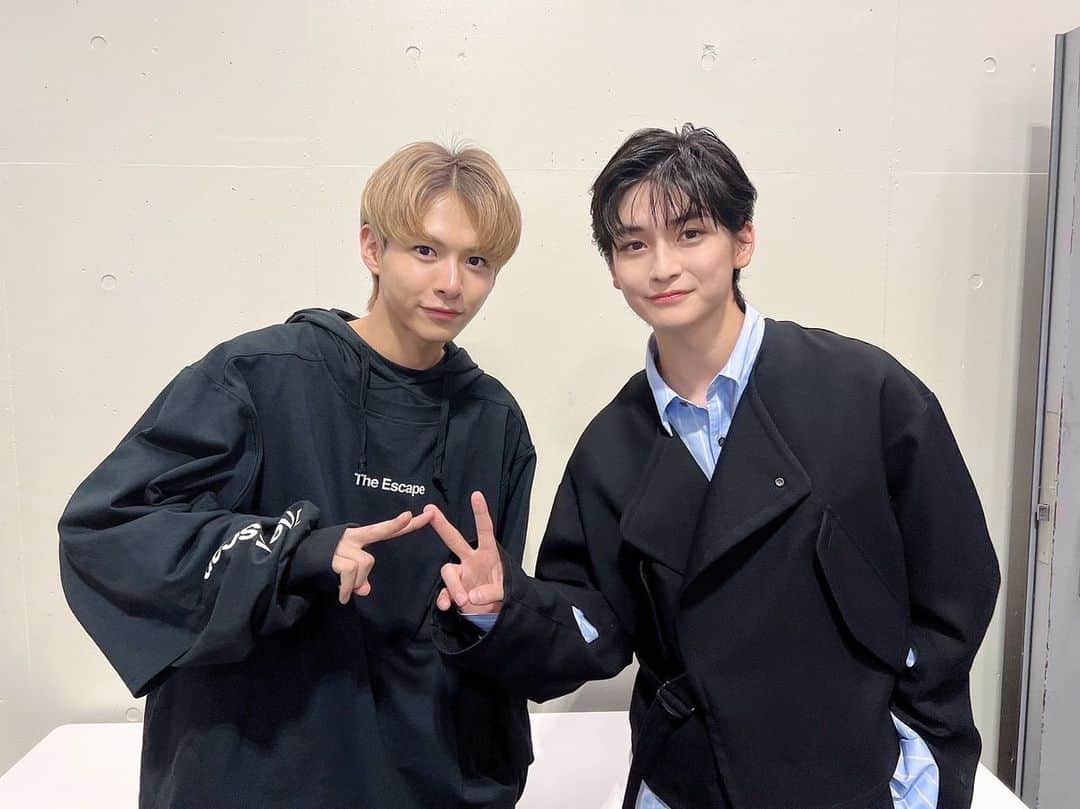 のインスタグラム：「#TGC ありがとうございました！  素敵な演出、衣装で2ステージ歩かせて頂きました。 ありがとうございます！  昔からお世話になっている先輩の #高橋文哉 くんとお写真を📸」