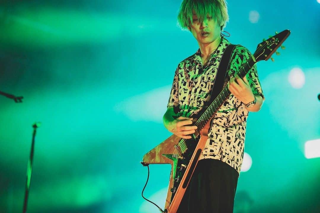 白井眞輝のインスタグラム：「Thank you TREASURE05X!!!! 20周年おめでとうございます。 トレジャーは何かと思い出が多いんですよね。 昔から憧れてた浅井健一さんに初めてお会いしたいのもトレジャーで、死ぬほど緊張したのを覚えております。 他にも大雨の中で演奏や満ち潮で客席が冠水したり、その時は大変でしたが今となればいい思い出です。  9月に入り夏フェスもラストスパートって感じですね。  #TREASURE05X #alexandros」