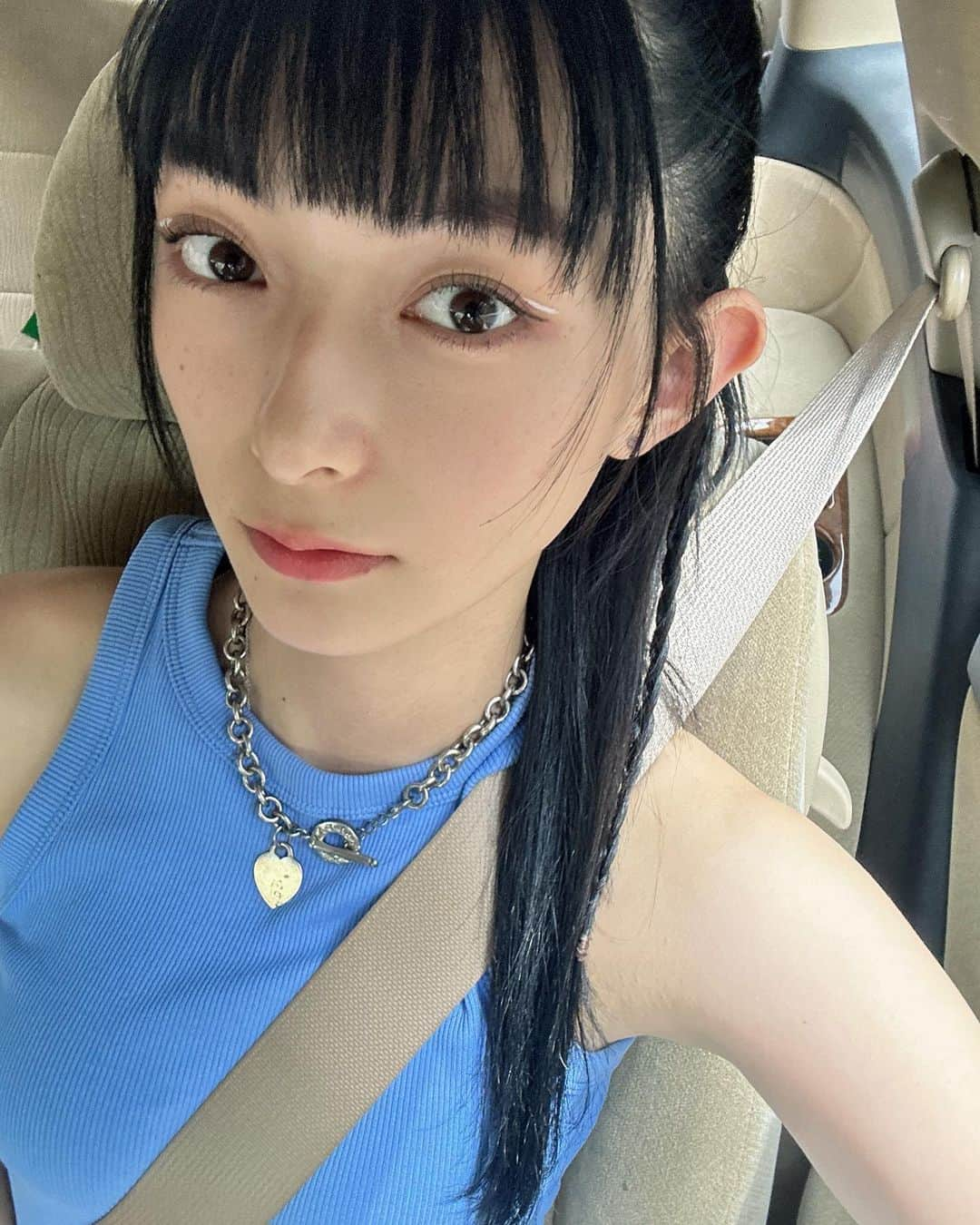 中澤瞳さんのインスタグラム写真 - (中澤瞳Instagram)「久しぶりに家族でお出かけ楽しかった〜🚗  私が地元に住んでた頃は、 休みの日にラーメン食べに行ったり、新潟までカニ食べに行ったりしてたんだ🦀  最近は私が運転して妹とドライブすることも増えたな〜🚗  こちらはPhoto by 妹子 と自撮り🦜 サングラスも妹の借りた笑」9月2日 22時54分 - hitomi.nakazawa