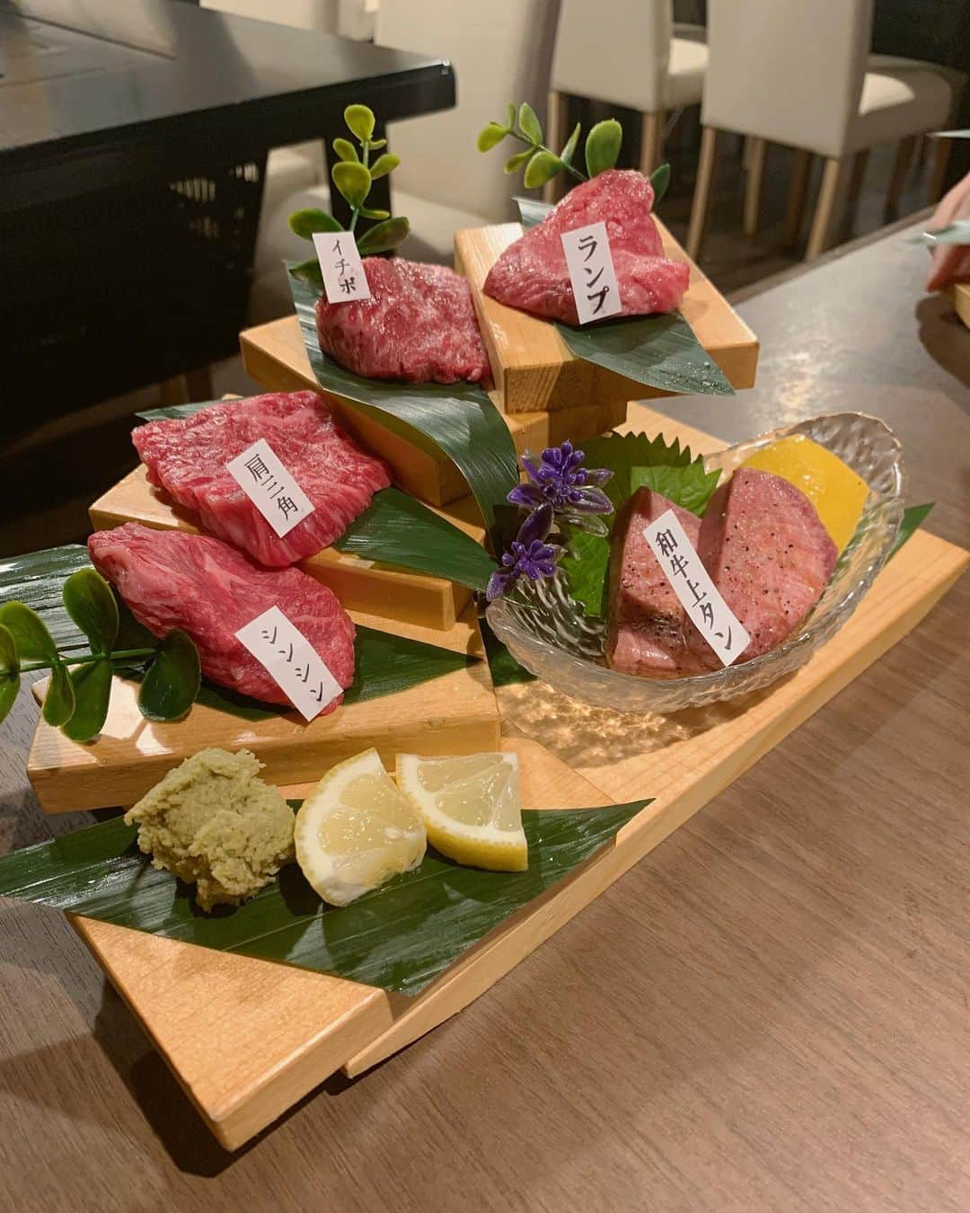 えみっくすさんのインスタグラム写真 - (えみっくすInstagram)「新小岩ある焼肉屋さん「けっさく」に行ってきたよꕀ⋆💖🫶🏻焼肉屋さんだけど、生食認可店で生肉がおいしかった～₍ᐢ.ˬ.ᐢ₎大トロ刺しってどこの部位かわかんないけど、まじでおいしかった❕全体的に赤身のお肉が多くて食べ応えあったദി ᷇ᵕ ᷆ ) . あと、お肉はもちろんなんだけど、個人的には冷麺の麺がきしめんみたいでちゅるちゅるしてて、味付けも好みでおいしかった₍ᵔ˶- ̫-˶ᵔ₎絶対頼んでほしい❣️  🍬 .｡ _________________________ ｡. 🍬   　えみっくすおすすめのグルメ情報を ︎︎ 　　　▶️ #えみっくすグルメ ◀️  　　　でまとめています⸜(*⃙⃘'ᵕ'*⃙⃘)⸝⋆*   　気になるお店があればぜひ食べに行って  　ハッシュタグをつけて投稿してね📷✨  🍬 .｡ _________________________ ｡. 🍬  PR @kessaku.shinkoiwa #焼肉 #生食認可店 #新小岩グルメ #肉好き女子 #焼肉けっさく #新小岩 #新小岩焼肉  #焼肉グルメ  #焼肉グルメ  #焼肉好きな人と繋がりたい  #肉スタグラム  #フォトジェ肉  #肉食女子  #グルメ  #グルメ好きな人と繋がりたい  #グルメ女子  #グルメスタグラム  #東京グルメ  #ぽっちゃり  #ぽっちゃり女子  #ぽっちゃりさんと繋がりたい  #ぽっちゃり大人女子  #ぽっちゃりモデル  #ミスiD2022  #プラスサイズ  #plussize  #生肉大好き  #生肉  #美味しいもの好きな人と繋がりたい  #おいしいもの好きな人と繋がりたい」9月2日 22時59分 - emix_momoka