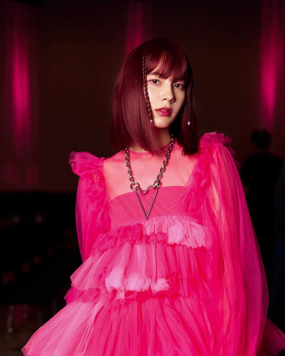 マリークレアのインスタグラム：「* VIVIANO 2024s/s collection show 💓  Lovely PINK dress🥰  大好きなビビッドカラー🌈  今回も素敵なショーでした🤍 * * #marieclaire_makeup_  #viviano #tokyofashionweek」
