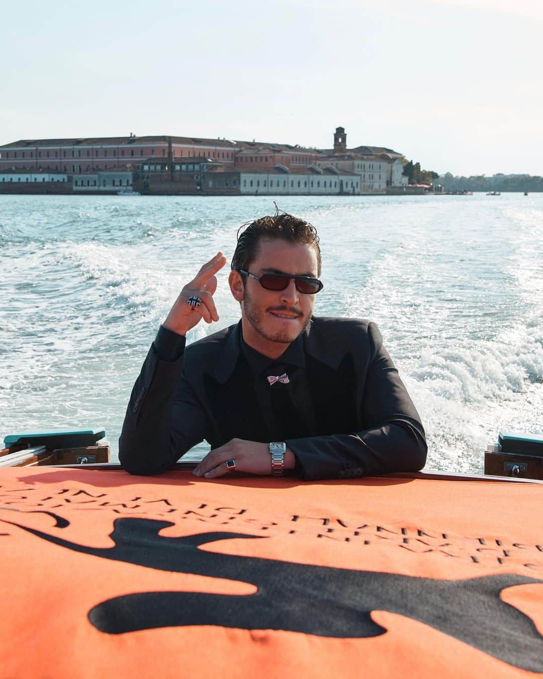 Boran Kuzumのインスタグラム：「we keep celebrating cinema and art at 80th Venice International Film Festival @armanibeauty x @kein  Wearing @giorgioarmani and @cartier archive brooch from 1937   @kein @canuzuner @serendal  Photography by @iamalanmarty @kazimgunyar  Special thanks to  @begsaruhan @iugeenio @tanboy.me @sinemgurleyuk @yozbudun @zumrutburul  Styling by @yasemineke   #reklam」