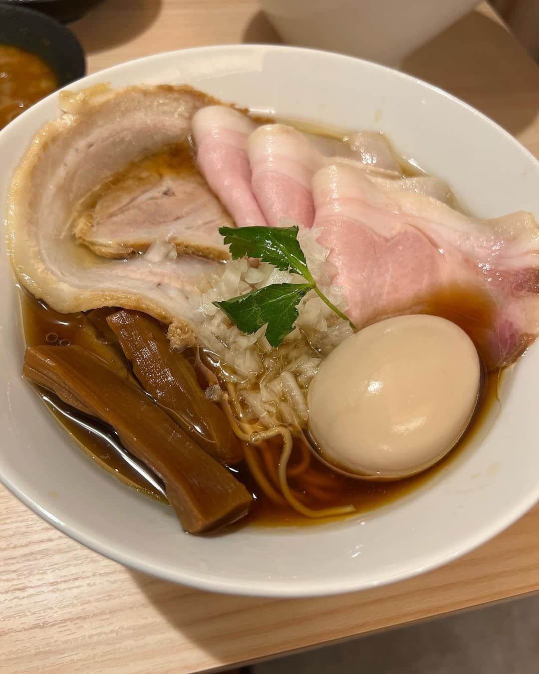 内山信二のインスタグラム：「銀座に美味いラーメン屋が出来た‼️  知り合いのお店だけどマジでうま山😆  #銀座 #ラーメン #しら石 #うま山」
