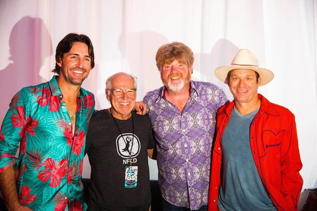 ジェイク・オーウェンのインスタグラム：「@jimmybuffett was my musical hero and an embodiment of the kind of person you strive to be outside of music. He lived for surfing, embraced a barefoot lifestyle, and sang songs that celebrated the essence of living life to the fullest.  Growing up in Vero Beach, I spent Sundays at Riverside Cafe, strumming my acoustic guitar from noon to 4. After packing up, the Land Sharks band would take the stage, serenading us with every Jimmy Buffett classic. For us Floridians, Jimmy Buffett's music was our life's soundtrack.  A few years back, I asked Jimmy to perform at our annual Jake Owen Foundation event in our little hometown. Without hesitation, Jimmy left me a message, expressing his eagerness to support our cause. He flew into Vero Airport, clad in flip-flops and a Hawaiian shirt, and transported our entire town to Margaritaville.  This is just one example of how Jimmy touched people's lives. I'll miss him dearly, but I'll also remember that we all have our moment when we're called home. It's the legacy we leave behind and the kind of person we are that truly matter. Jimmy is the kind of person I aspire to be—leaving behind smiles and a few footprints in the sand. Rest in peace, my friend. Fins up.」
