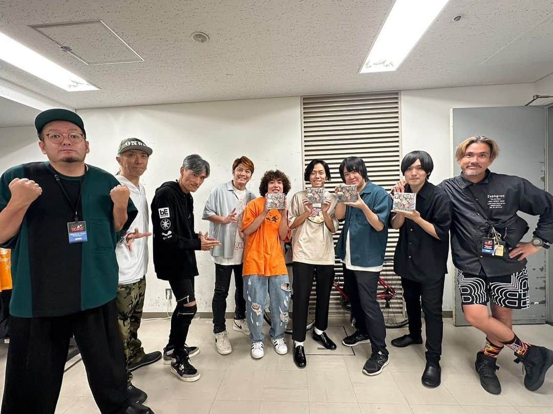 KOHSHIさんのインスタグラム写真 - (KOHSHIInstagram)「NARUTO THE LIVE１日目お疲れ様でした！  今日のベースはKANA-BOONのマーシーくんが担当してくれました。超スペシャルTHE LIVE🍥 とにかくお客さんのNARUTO愛を感じられて最高でした！  KANA-BOONのメンバーそして、 久々のいきものがかりの2人と📸  NARUTO縛りMV撮影でお世話になった @nijigennomori の一楽ラーメン🍥 久々にいただきNARUTO三昧な１日でした。  それでは明日もよろしくお願いします」9月2日 23時21分 - kohshi_flow