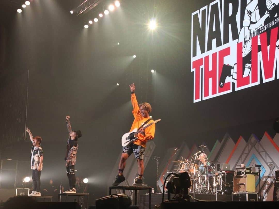 KOHSHIさんのインスタグラム写真 - (KOHSHIInstagram)「NARUTO THE LIVE１日目お疲れ様でした！  今日のベースはKANA-BOONのマーシーくんが担当してくれました。超スペシャルTHE LIVE🍥 とにかくお客さんのNARUTO愛を感じられて最高でした！  KANA-BOONのメンバーそして、 久々のいきものがかりの2人と📸  NARUTO縛りMV撮影でお世話になった @nijigennomori の一楽ラーメン🍥 久々にいただきNARUTO三昧な１日でした。  それでは明日もよろしくお願いします」9月2日 23時21分 - kohshi_flow