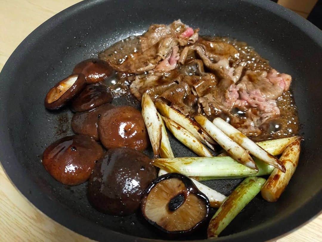 大河壮太さんのインスタグラム写真 - (大河壮太Instagram)「夕ご飯  すき焼き 仙台牛肩ロース4枚1000円 ネギ100円 椎茸100円  2人分1200円 これで仙台牛のすき焼き食べられるんだったら安いもんだ‼️安くはないけど。2枚食べたら十分だし‼️  #夫婦飯 #宮城 #仙台 #移住 #お野菜太郎 #仙台牛 #肩ロース」9月2日 23時14分 - 0831taro