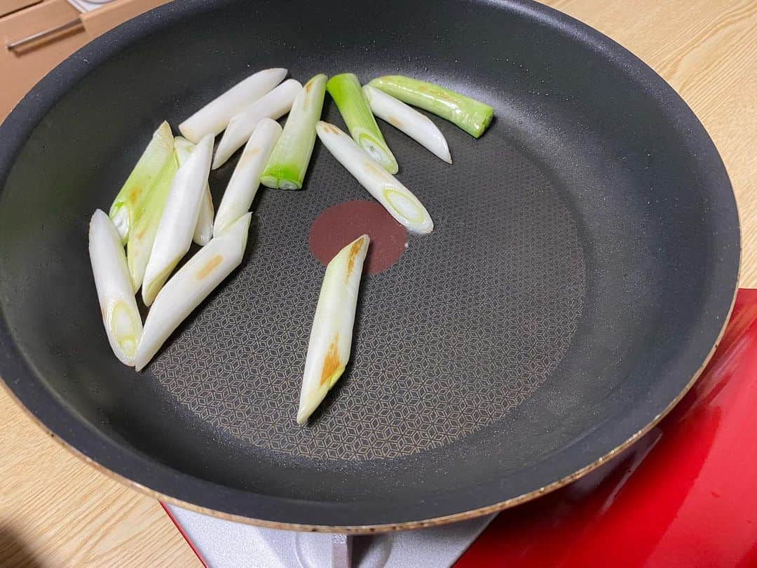 大河壮太さんのインスタグラム写真 - (大河壮太Instagram)「夕ご飯  すき焼き 仙台牛肩ロース4枚1000円 ネギ100円 椎茸100円  2人分1200円 これで仙台牛のすき焼き食べられるんだったら安いもんだ‼️安くはないけど。2枚食べたら十分だし‼️  #夫婦飯 #宮城 #仙台 #移住 #お野菜太郎 #仙台牛 #肩ロース」9月2日 23時14分 - 0831taro