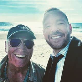 ドニー・ウォルバーグのインスタグラム：「There is a popular audio used for IG reels — “when you think you’re the coolest guy in the parking lot, and then this guy shows up”. Jimmy Buffett was that guy!  The coolest, and one of the absolute nicest, guys I ever knew.  I was so looking forward to seeing you, and working with you, again Jimmy.  Now, I’ll look forward to catching a most heavenly sunset with you some day, instead.  My eternal respect and gratitude to you, my friend. 🙏🏼❤️🕊️💫 #RIPJimmyBuffett」