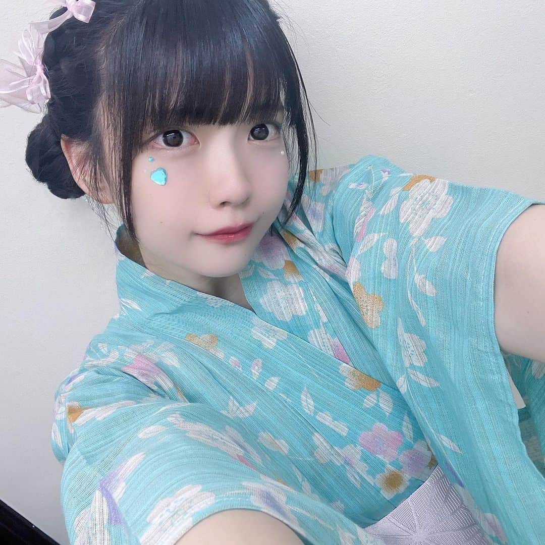 のインスタグラム：「東名阪ツアー NIGHT SPARKLE 完走💙 ありがとうございました！  #よるあみの夏 らしい新鮮な新曲、どうでしたか？浴衣もどうだったー？☺️🫶🏻みんなと最高な夏を過ごせて、みぽとっても幸せでした！同じ気持ちだとうれしいなぁ！  今回の東名阪ツアーはとってもとっても楽しみだったけど、色んな意味でドキドキしていました：-：普段マイナスに考えることは少ないけど、不安や悩みが多かった時期に発表されたツアーで、今回のツアーでもっと期待してもらえるよるあみになりたい❕❕❕って気持ちでいっぱいでした‪ ‪ ·͜·   ラストの東京公演チケットSOLD OUT満員御礼本当にありがとうございました！改めてみんなに支えられているなぁと思ったし、みぽは本当にみんなと居られる時間が幸せで幸せで仕方ないです‪ ·͜·これからも一緒に居てほしいなぁ  冬のツアーも決定しました！ツアーファイナルは2024.1.8 立川ステージガーデン❕とっても大きいステージに立たせていただけることに感謝して当日までいっぱい成長したい！！！です！！！みなさんぜひ予定を空けててくださいm(_ _)m💙  この夏で出会えた方も、もーっともっと一緒に思い出を増やしてくれた方もいっぱいありがとう♡ みんなのこと本当に本当に大好き❕♡  次はみぽみぽオータム（みぽタム）🍁まだまだ思い出いっぱいつくろうね」