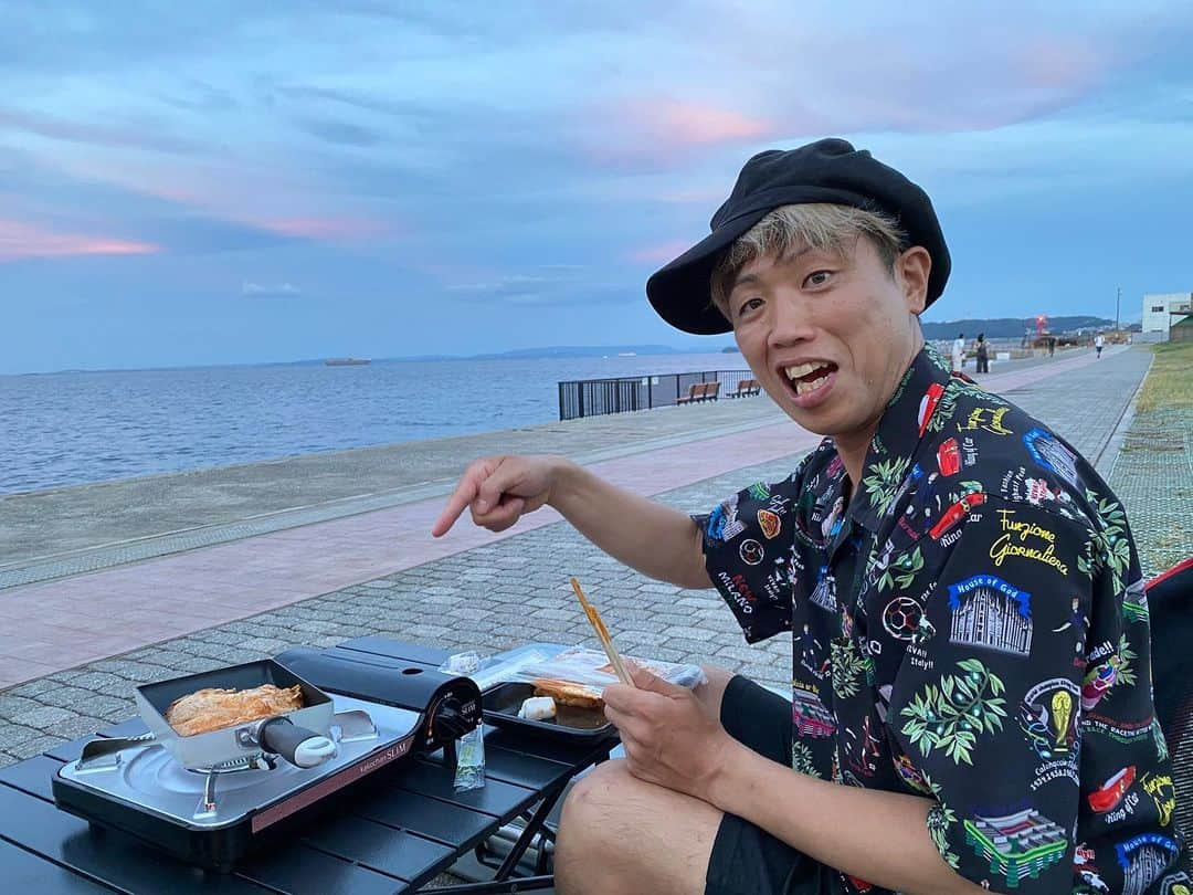 けんじるさんのインスタグラム写真 - (けんじるInstagram)「営業終わりに海沿いでBBQでぇ〜す！！  #アホマイルド坂本 #しんじ #けんじる #吉本 #BBQ #カレー飯 #CM」9月2日 23時20分 - kenjiru0318