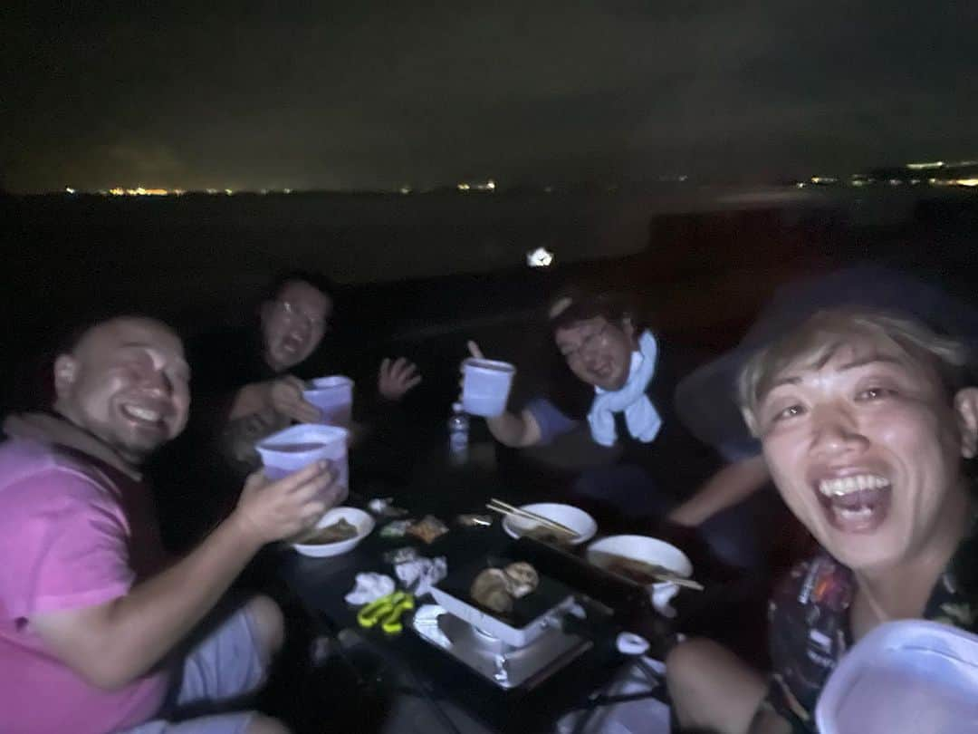 けんじるのインスタグラム：「営業終わりに海沿いでBBQでぇ〜す！！  #アホマイルド坂本 #しんじ #けんじる #吉本 #BBQ #カレー飯 #CM」