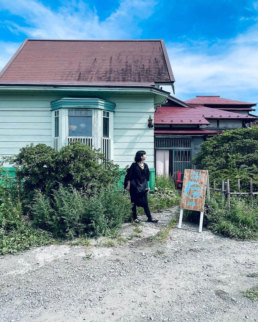 真藤舞衣子さんのインスタグラム写真 - (真藤舞衣子Instagram)「函館湾が一望できる、昔祖父が持っていた家が今では文化財になっていて、管理されているご夫妻に案内していただきました。 今は雑貨とカフェが入っていてみんなでお茶を。 函館に行くのはかなり久しぶりでしたが、先祖の思い出深い場所と思うと何度も訪れたくなります。 そして古くからの建物を守るため、再利用することも応援されている清水夫妻、本当に素晴らしい方です。ありがとうございました。  #マイマイ函館　#函館 #hakodate #マイマイ北海道 #Hokkaido」9月2日 23時29分 - maikodeluxe