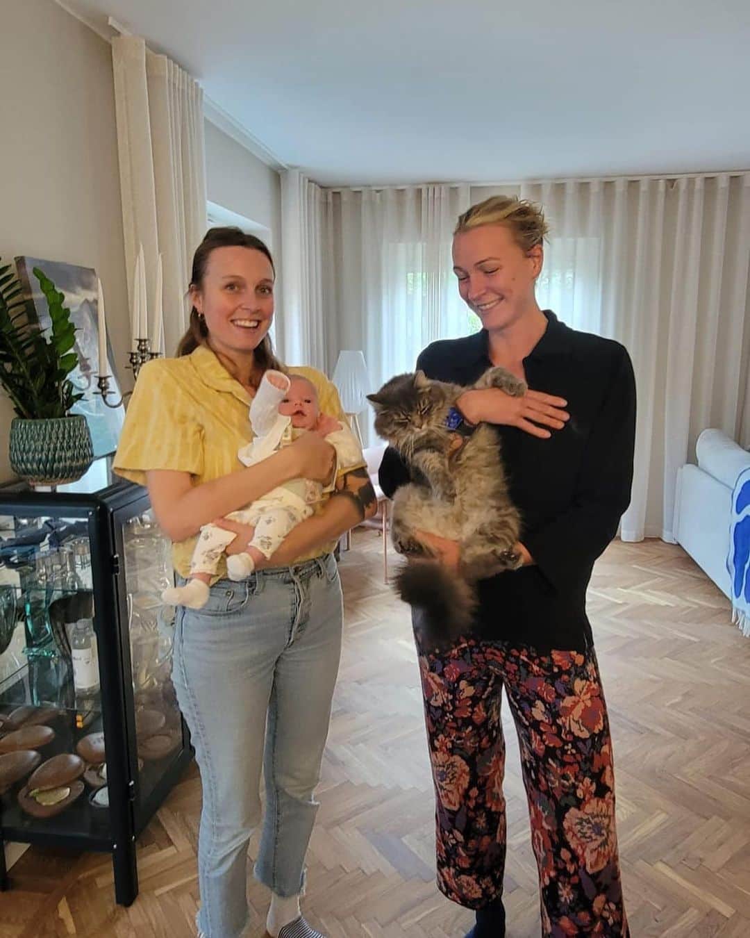 サラ・ショーストレムのインスタグラム：「My sister, me and our baby’s 🥹👶🏼😻」