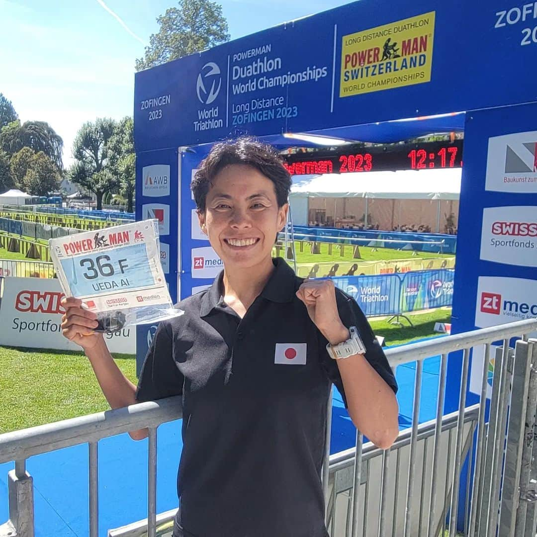 上田藍のインスタグラム：「. 🔥🔥🇨🇭🔥🔥🔥🇨🇭🔥🔥🔥🇨🇭🔥🔥  Powerman Zofingen: World Triathlon  Long-distance Duathlon Championships🇨🇭  #tomorrowracing💪🔥 #powerman #worldtriathlon #🇨🇭switzerland #zofingen  明日9月3日(日)に🇨🇭スイスで開催される【ワールドトライアスロン・ロングディスタンスデュアスロン選手権(2023/ゾーフィンゲン】に出場をします！  レースフォーマットは、 1Run10km+Bike150km+Run30kmとなっており、昨夜スイスに現地入りし、本日、コースチェックをしてきたところ、ランもバイクも起伏の激しいタフなコースでした🏃🚲️🏃⛰️✨  ランコースにおいては、クロスカントリーとなっている区間が多く、今まで経験したことのないチャレンジングなレースになること間違いなしです💪🔥  ロングディスタンスデュアスロンの世界選手権・初出場となりますので、ぜひとも応援パワーをよろしくお願いいたします。 レースナンバーは36番です🏃🚲️🏃✨   🌟エリート女子スタート：9/3(日)🇨🇭08時00分（🇯🇵日本時間＝15時00分）  💻️ニュース：https://www.triathlon.org/news/article/sunday_sees_return_of_world_triathlon_powerman_long_distance_duathlon_champ  🌟TriathlonLive（有料）： https://www.triathlonlive.tv/  余談となりますが、フィンランド🇫🇮でのアイアンマン70.3ワールドチャンピオンシップ(8/26(土))を終えて、 8/28(月)にヘルシンキ空港からウィーン空港へ飛行機で移動をしたのですが、多くのアスリートのバイクが集結したことで混乱が起きたからだと思いますが、 ワンフライトでしたがバイクのみロストバゲージとなってしまっていました😵💦  スイスのレースにむけて、まずは拠点として滞在いたオーストリア🇦🇹になかなかバイクが到着せず、スイスへ陸路移動をする出発日9/1(金)のお昼過ぎに、本当に沢山の方の協力とご縁のもとバイクが奇跡的に届いて、昨日スイスに無事、移動をすることができました。  今回、レースサポートをしていただいているグロースエッガー久美子さんにも大変お世話になりました🌠  自分のバイクやレースアイテムでレースにチャレンジできることに感謝しています🤗✨ 助けてくださった皆さん、本当にありがとうございました。  明日は、この気持ちを胸に熱いレースを展開していきたいと思います❗ ベストを尽くしてきます。  リソル・稲毛インター 上田　藍  💪💪🇨🇭💪💪💪🇨🇭💪💪💪🇨🇭💪💪 #ロングディスタンスデュアスロン世界選手権 #かなりタフな内容となりそうです #頑張ってきます #トライアスロン #上田藍 #感謝🌿」