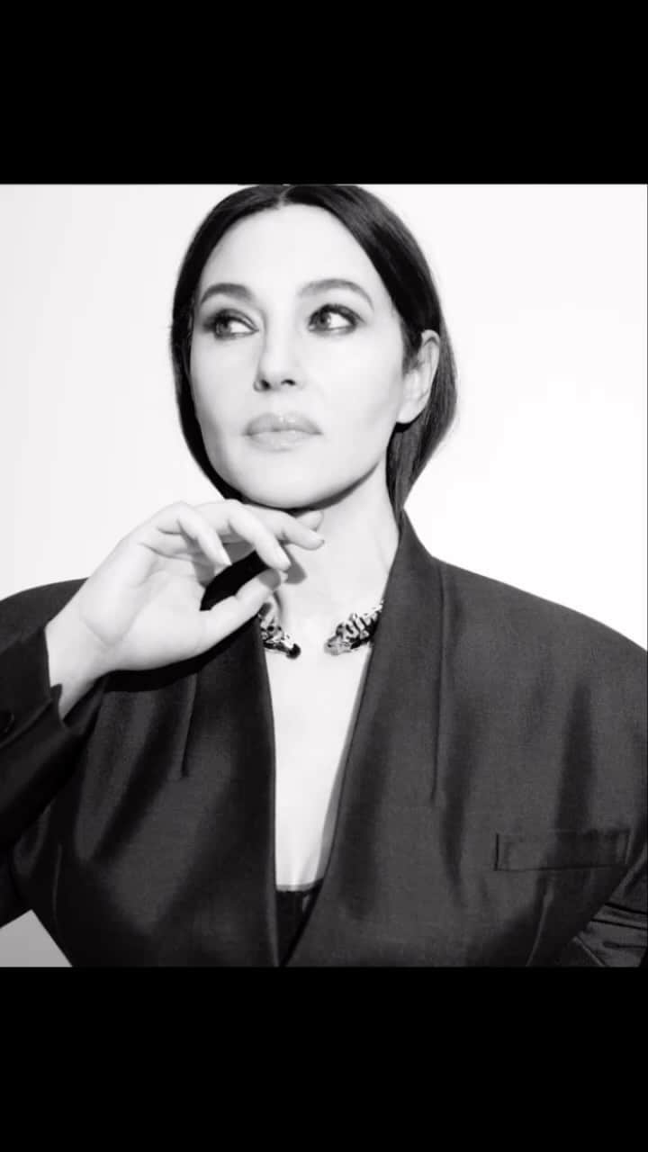 モニカ・ベルッチのインスタグラム：「❤️Cover Story @madamefigarofr  @delphine.perroy.mad  @richardgianorio  Jewellery @cartier   Photo @dantstudio_  Hair @johnnollet @carita Mua @letiziacarnevale  Styliste Nathalie Manchot Production @handk_officiel   #monicabellucci #madamefigaro#coverstory#necklace#cartier」