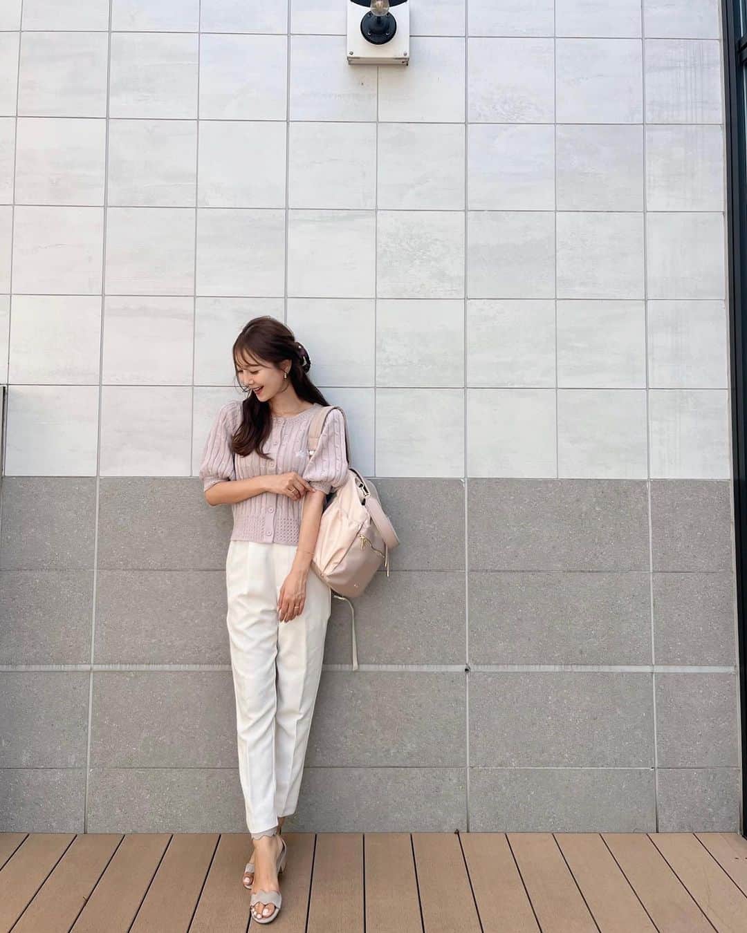 中田絵里奈のインスタグラム：「. 今日のお洋服🌷♡ . clothes/bag @lerevevaniller . shoes @staccatojapan_official . . #リュックコーデ #2wayリュック #パンツコーデ #ママコーデ #休日コーデ #リュック女子」