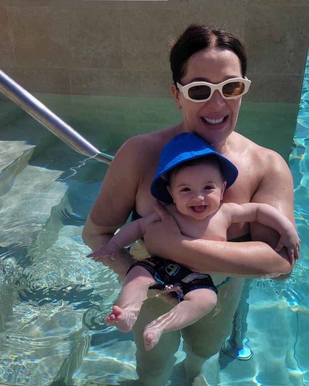Claudia Raiaのインスタグラム：「dia de piscina com a mamãe」
