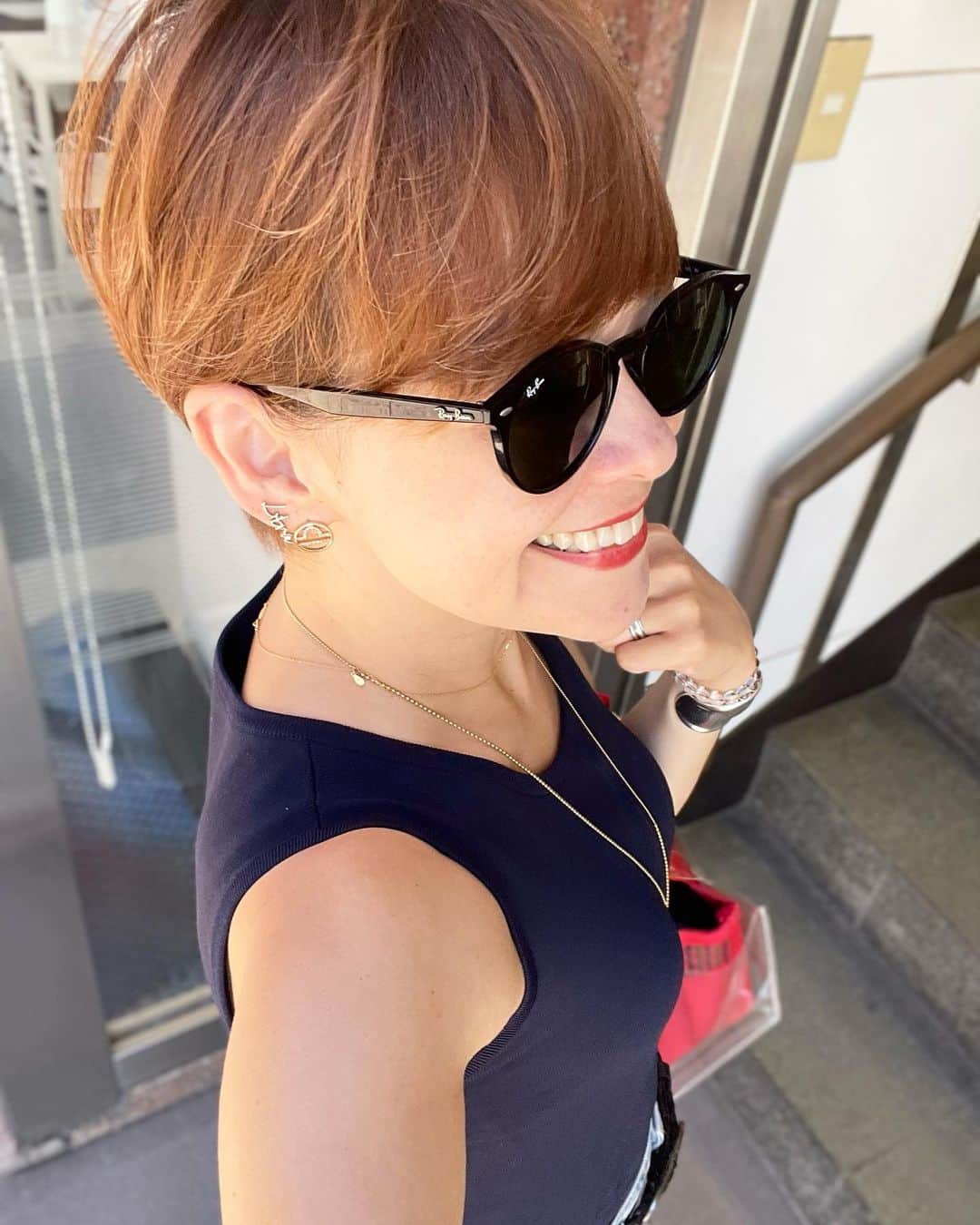 トムセン陽子のインスタグラム：「昨日、美容院へ。  変化ないように見えるけど、 実は・・・ちょっと伸ばそうかと、 それ用に整えてもらいました🤭  これから秋だし、 ショートボブくらいまで伸ばそうかなって🥰  #途中で断念する可能性は大あり」