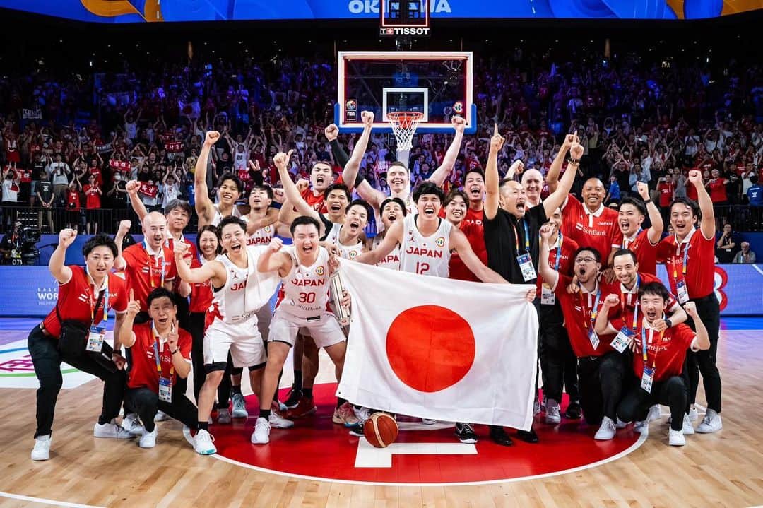 富永啓生のインスタグラム：「最高のチーム🔥  最高な沖縄アリーナ🤩  Thank you🇯🇵」